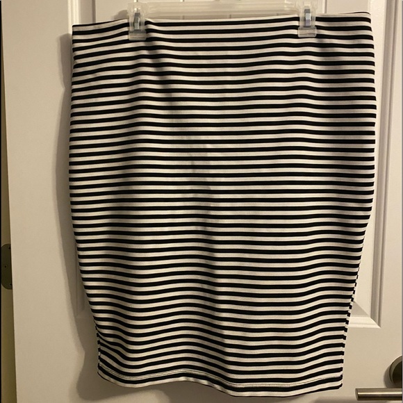 ❌SOLD❌ Plus Size Striped Pencil Skirt - Picture 2 of 5